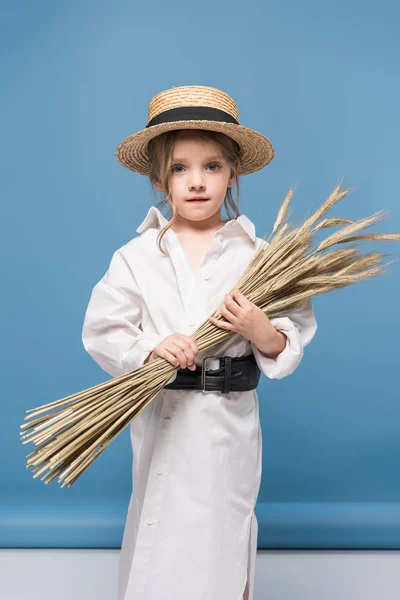 Niña con espigas de trigo - foto de stock