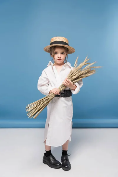 Bambina con le spighe di grano — Foto stock