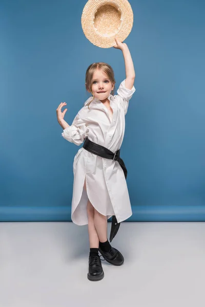 Маленькая девочка танцует в белой рубашке — стоковое фото