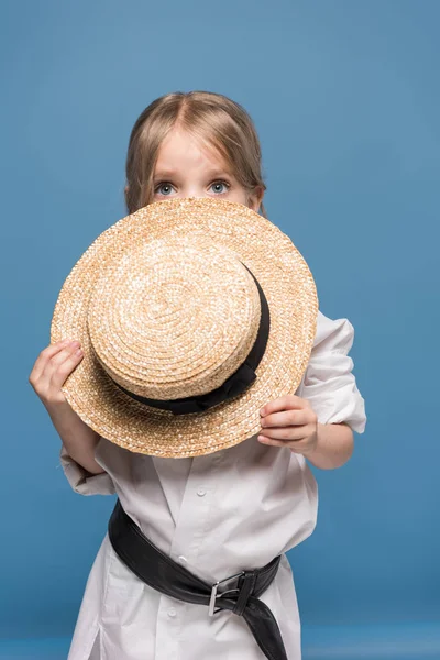 Ragazza con barca di paglia — Foto stock