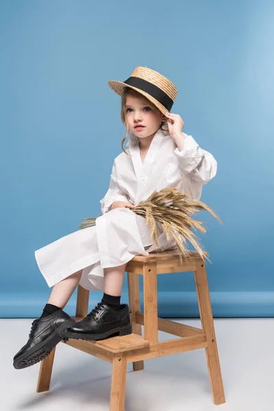 Niña con espigas de trigo - foto de stock