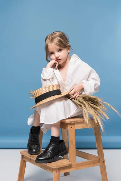 Niña con espigas de trigo - foto de stock