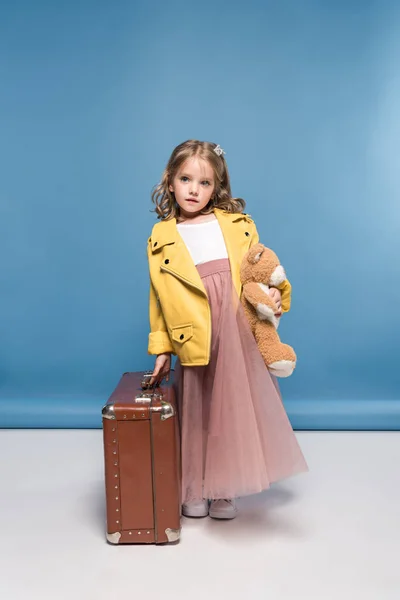 Menina com mala e ursinho de pelúcia — Fotografia de Stock