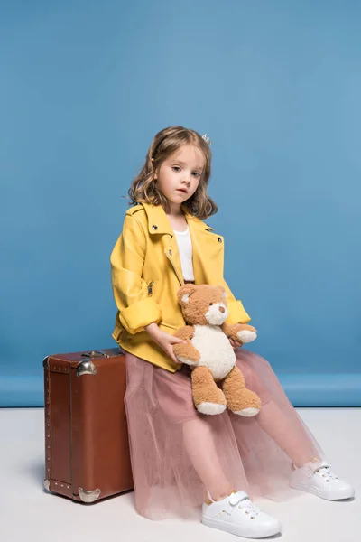 Дівчина з валізою і плюшевим ведмедем — стокове фото