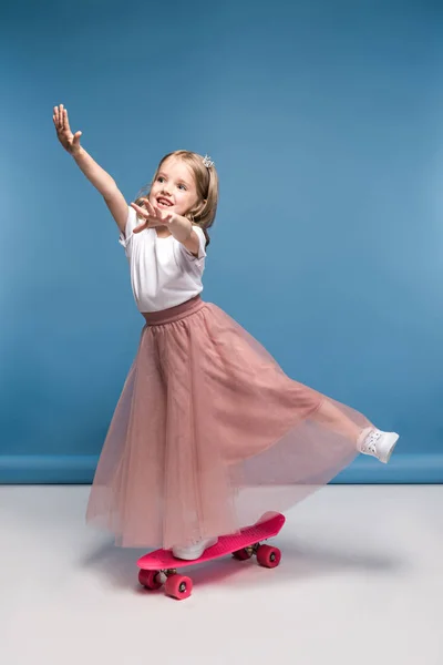 Entzückendes kleines Mädchen mit Skateboard — Stockfoto
