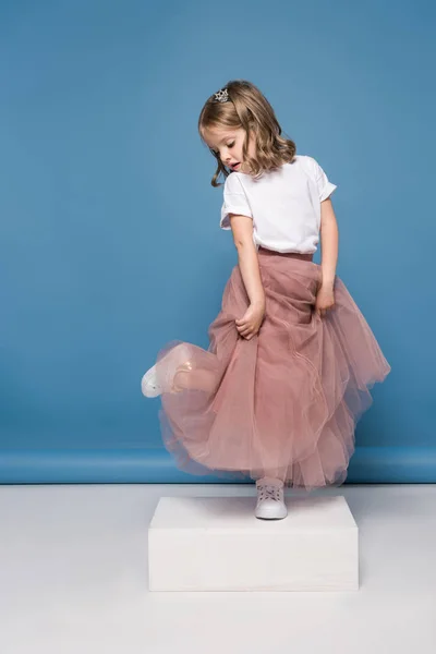 Petite fille en jupe rose — Photo de stock