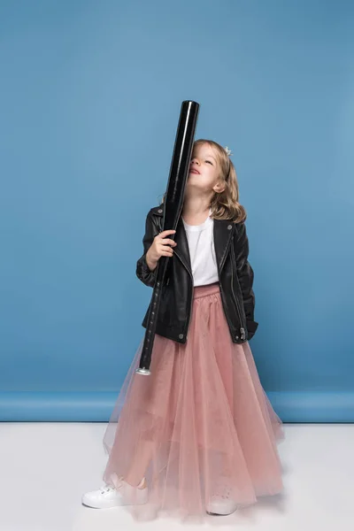 Menina adorável com bastão de beisebol — Fotografia de Stock
