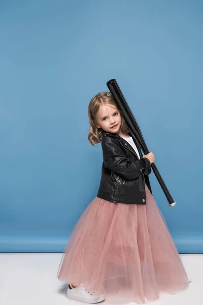 Adorable chica con bate de béisbol - foto de stock