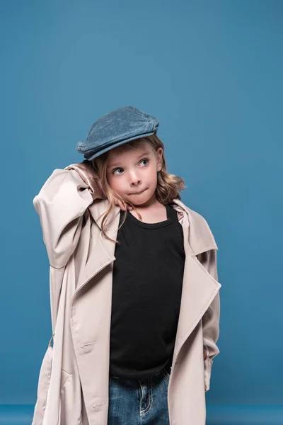 Adorable niña en gorra - foto de stock