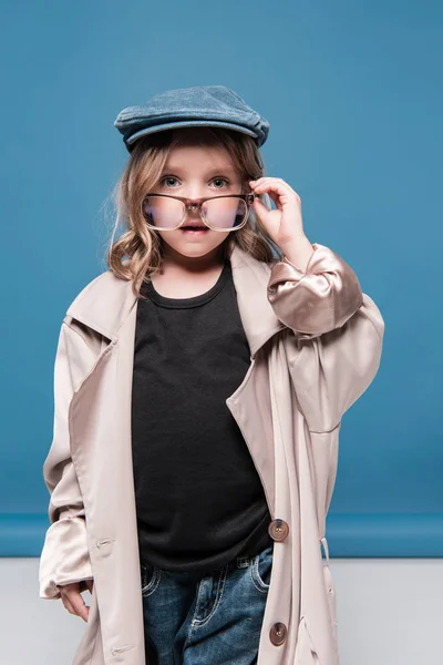 Enfant fille dans des lunettes et manteau surdimensionné — Photo de stock