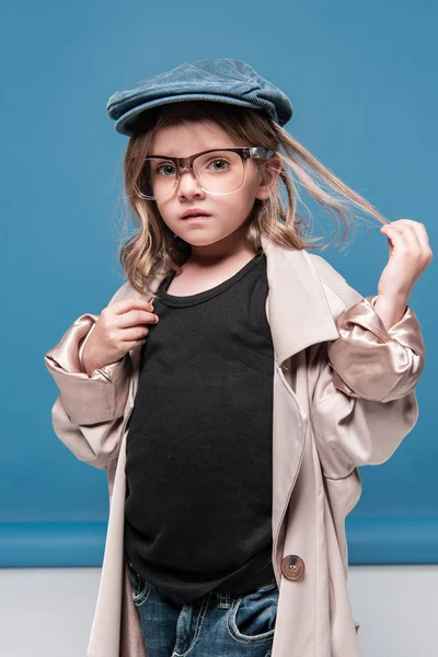 Bambina in bicchieri e cappotto oversize — Foto stock
