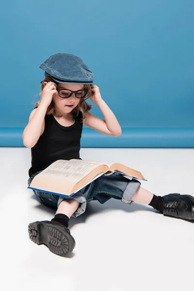 Criança menina leitura livro — Fotografia de Stock