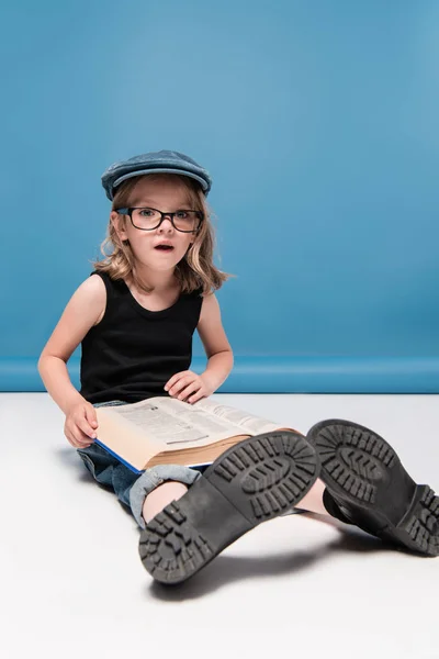 Niña caucásica leyendo libro - foto de stock