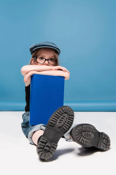 Niño niña sosteniendo libro - foto de stock