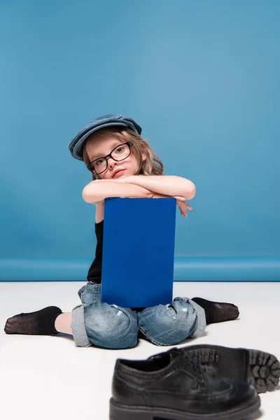 Criança menina segurando livro — Fotografia de Stock