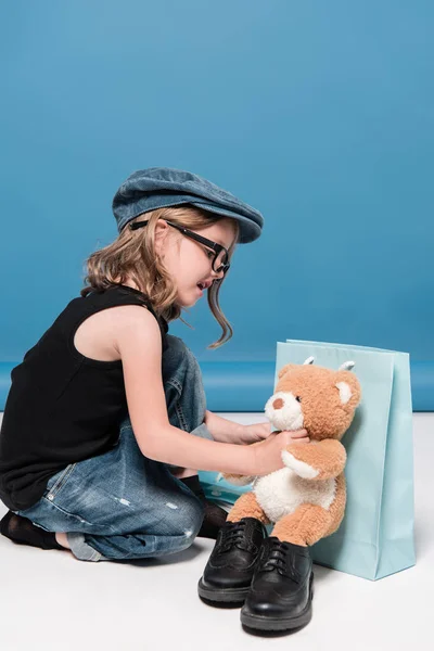 Gamin fille jouer avec nounours — Photo de stock