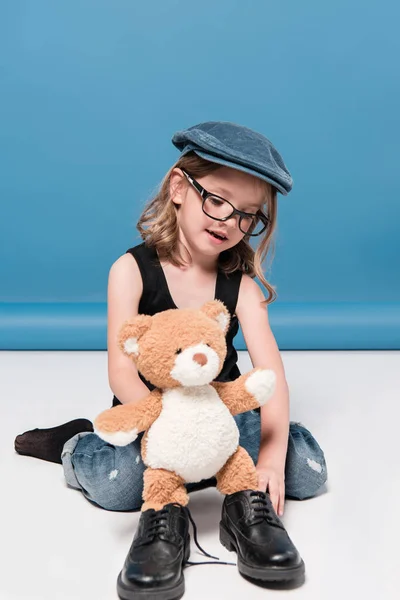 Kid girl playing with teddy bear — Stock Photo