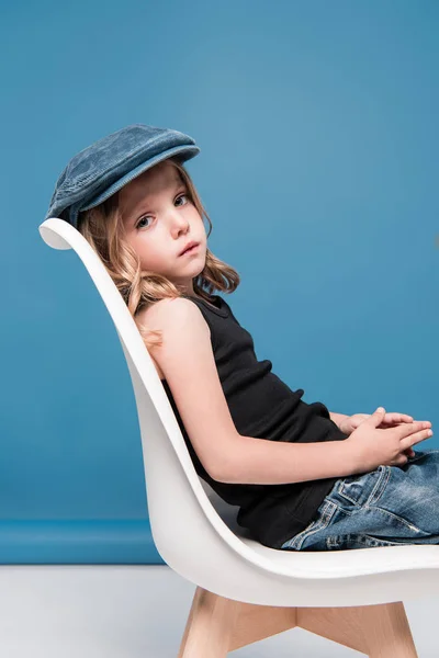 Stilvolles Kind Mädchen sitzt auf Stuhl — Stockfoto