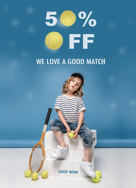 Banner de venta con pequeño jugador de tenis - foto de stock