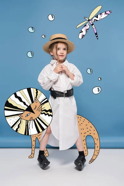 Petite fille avec des animaux magiques — Photo de stock