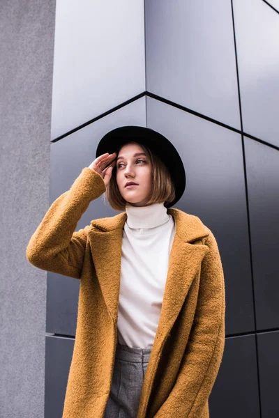 Mode femme coûteuse dans le chapeau — Stock Photo