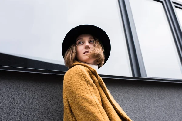 Mulher jovem na moda em chapéu — Fotografia de Stock