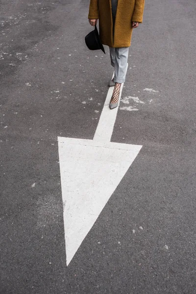 Femme debout sur le signe de flèche — Photo de stock