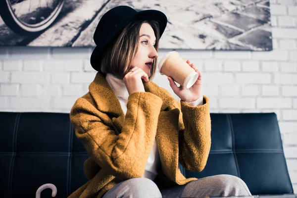 Donna che beve caffè — Foto stock