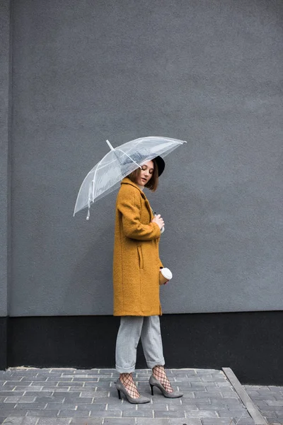 Mujer de moda con paraguas - foto de stock