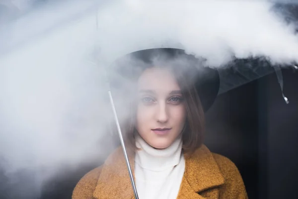 Stilvolle Frau mit Regenschirm — Stockfoto