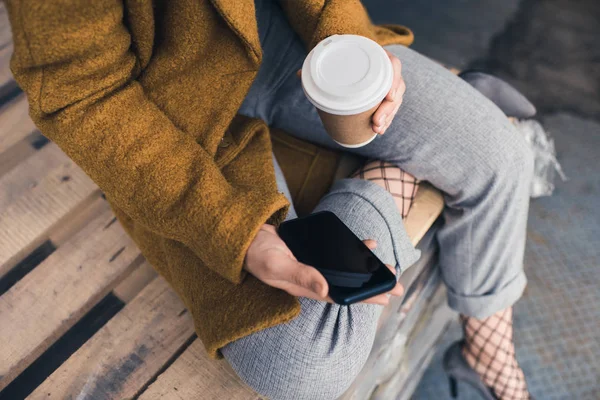 Mujer sosteniendo smartphone - foto de stock