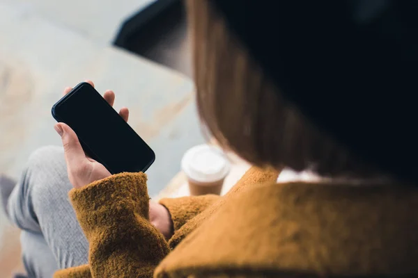 Mujer sosteniendo smartphone - foto de stock