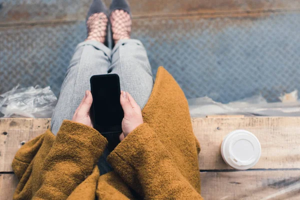 Woman holding smartphone — Stock Photo