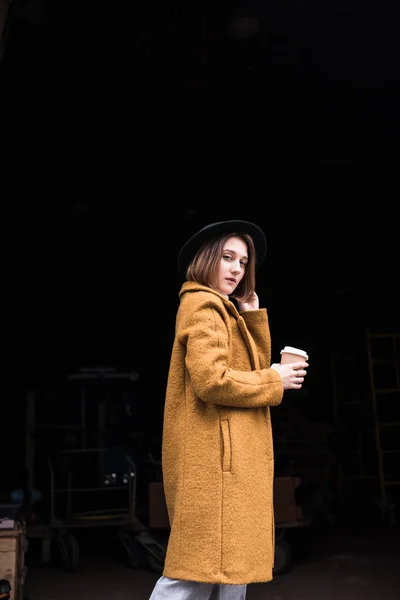 Mujer con café para llevar - foto de stock