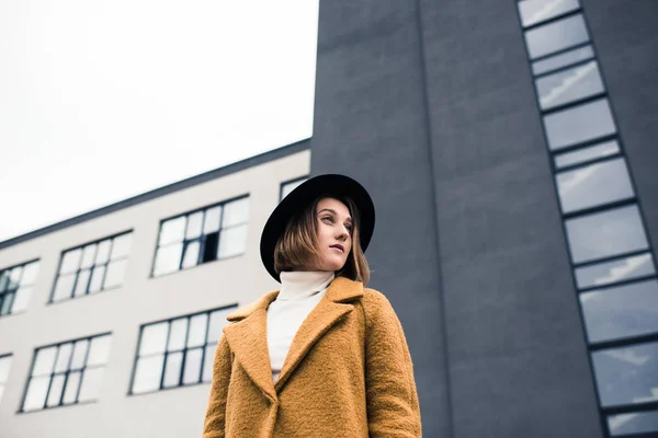 Belle femme en chapeau noir — Photo de stock