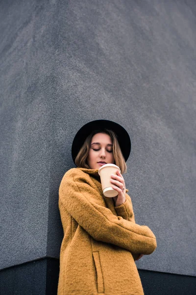 Femme avec café à emporter — Photo de stock