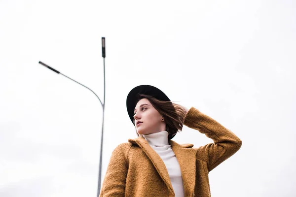 Mujer caucásica en sombrero elegante - foto de stock