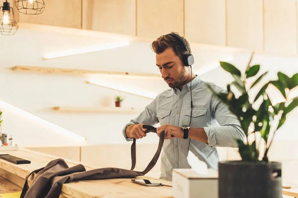 Barista em fones de ouvido no café — Fotografia de Stock