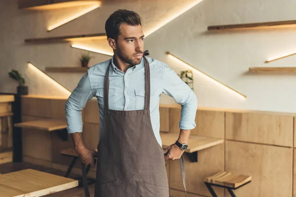 Trabajador con delantal - foto de stock