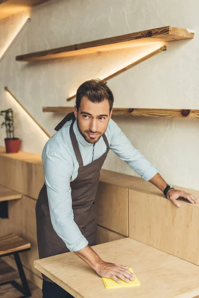 Worker cleaning table in cafe — Stock Photo