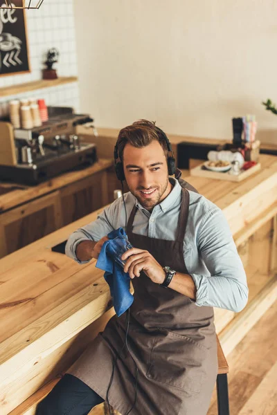 Worker cleaning glassware — Stock Photo