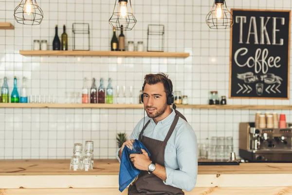 Worker cleaning glassware — Stock Photo