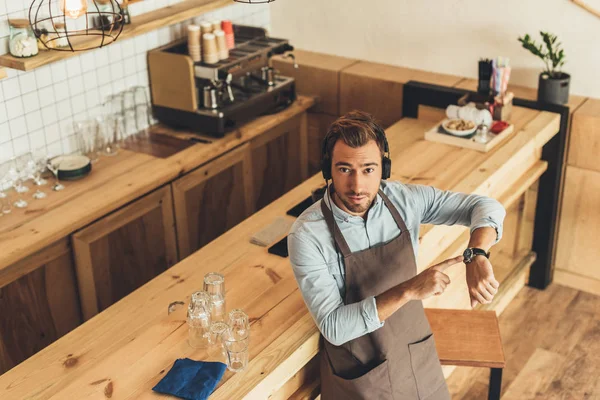 Barista em fones de ouvido no café — Fotografia de Stock