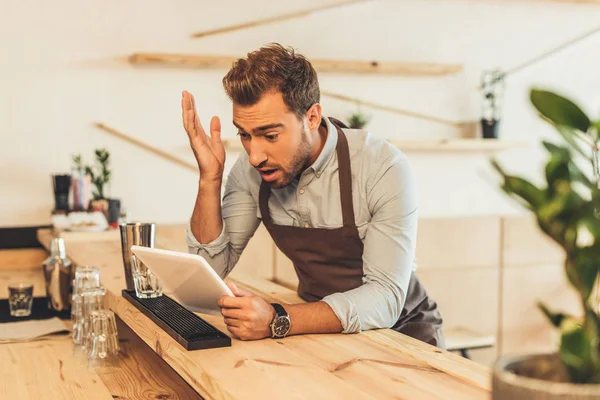 Barista con la tableta en la cafetería - foto de stock