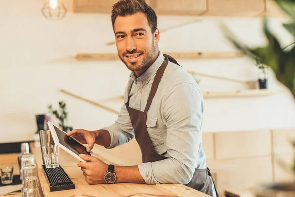 Barista avec tablette au café — Photo de stock