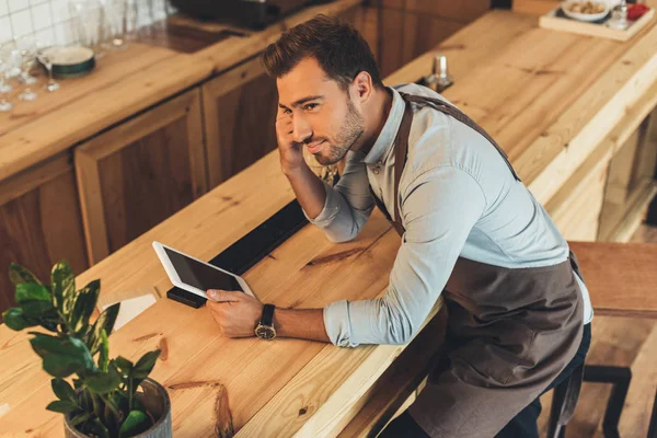 Barista com tablet no café — Fotografia de Stock