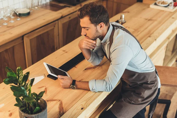 Barista en utilisant la tablette dans le café — Photo de stock