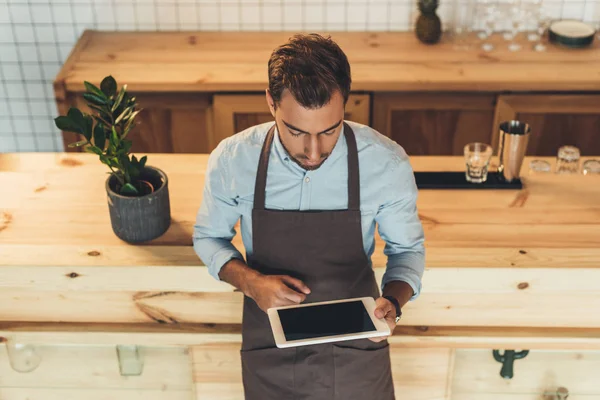 Barista con la tableta en la cafetería - foto de stock