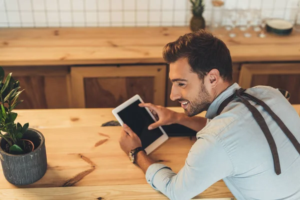 Barista con tablet en cafetería - foto de stock