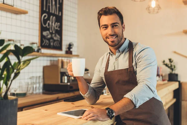 Barista avec une tasse de café — Photo de stock